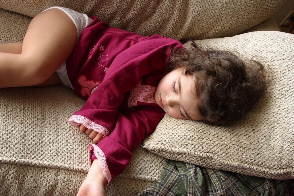 Причины вздрагивания во сне у детей